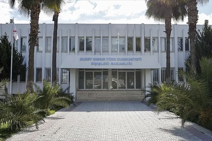 KKTC Dışişleri Bakanlığı logosu ve Fransa ile Güney Kıbrıs bayrakları arasında gerginliği simgeleyen bir görsel