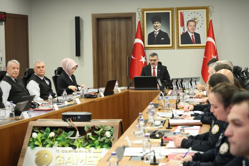 İçişleri Bakanı Mustafa Çiftçi yeni atamaları tebrik ediyor