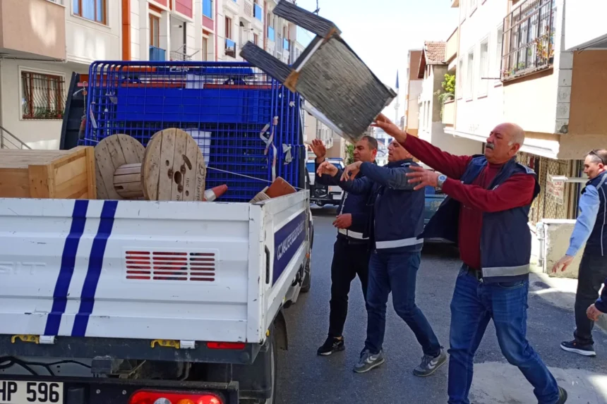 Maltepe'de zabıta ekipleri kaldırım ve yol işgallerini denetliyor.