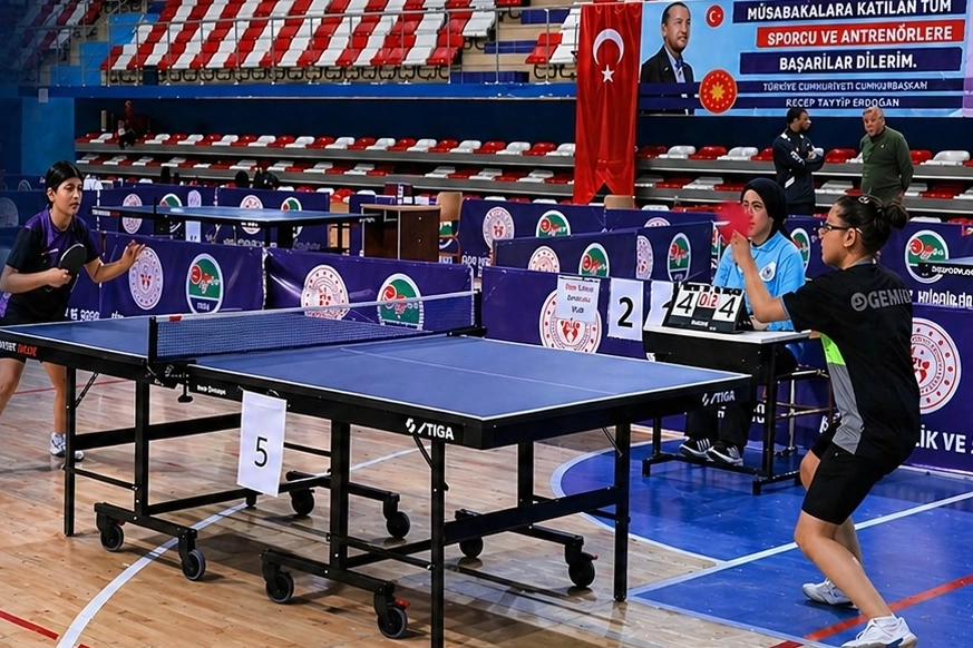 Ağrı'da düzenlenen okul sporları masa tenisi grup müsabakalarında dereceye giren sporcular ve protokol hatıra fotoğrafı çektiriyor.