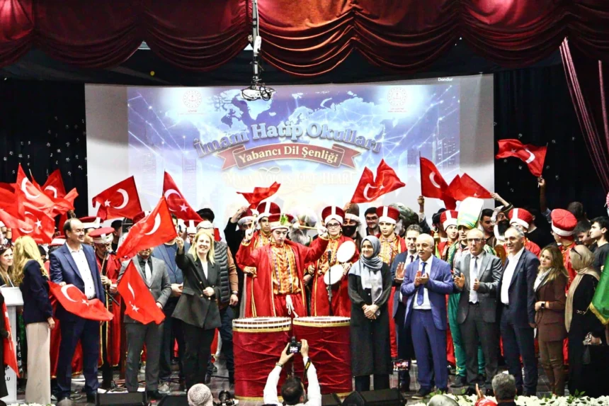 İzmir'deki İmam Hatip okulu öğrencileri yabancı dil şenliğinde bir araya geldi.