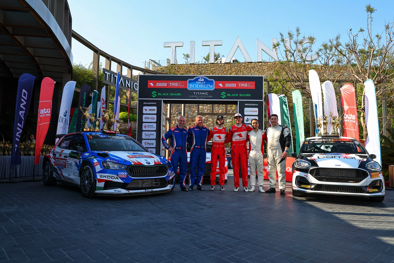 Bodrum Rallisi'nde Kerem Kazaz ve Corentin Silvestre birinciliği kutluyor