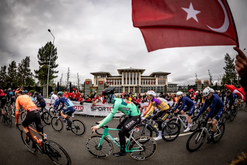 Cumhurbaşkanlığı Türkiye Bisiklet Turu'nun bitiş çizgisi ve kazanan sporcular