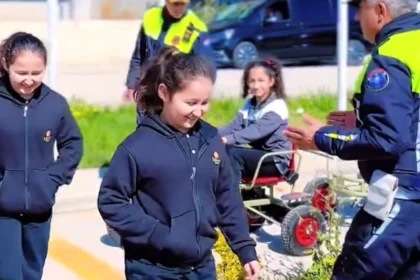 Jandarma ekipleri Trafik Haftası kapsamında Yalova ve Nevşehir'de trafik güvenliği farkındalığı etkinlikleri düzenliyor.
