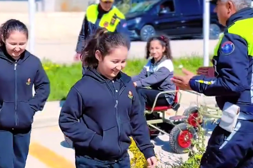 Jandarma ekipleri Trafik Haftası kapsamında Yalova ve Nevşehir'de trafik güvenliği farkındalığı etkinlikleri düzenliyor.