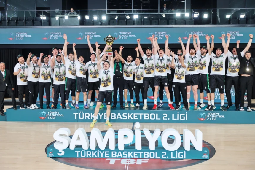 Sakarya Büyükşehir Basketbol takımının Erkekler 2. Lig şampiyonluğunu kutlaması