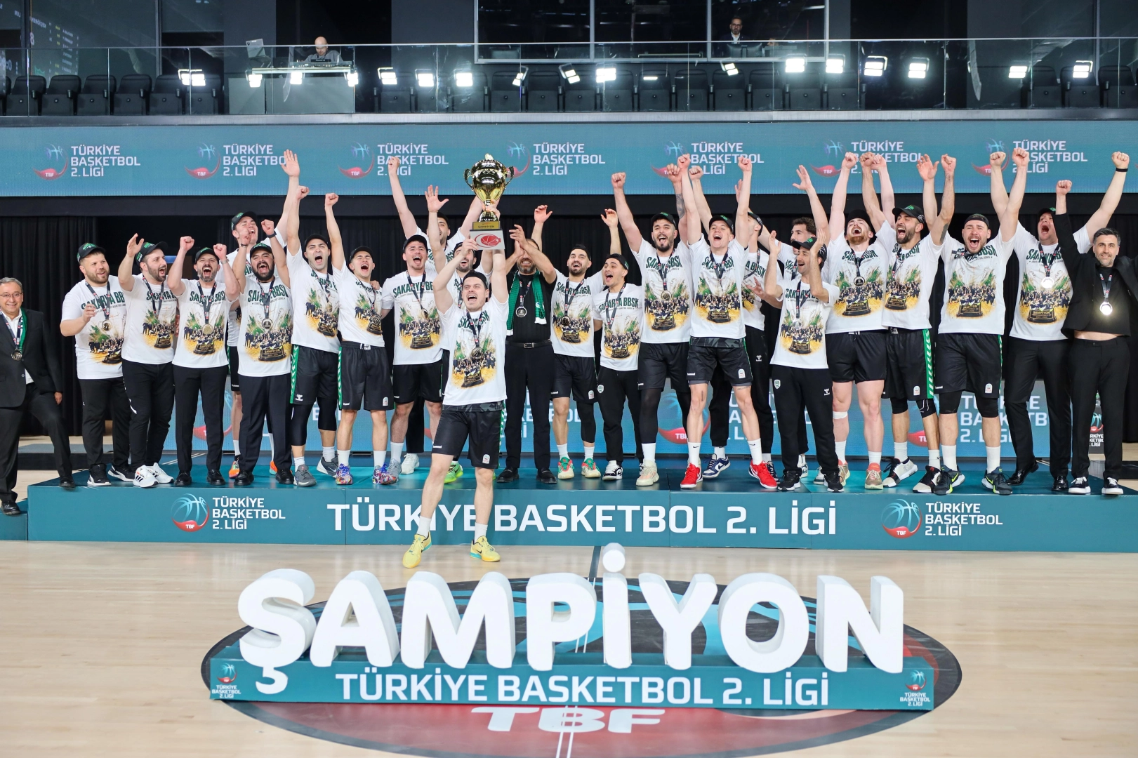 Sakarya Büyükşehir Basketbol takımının Erkekler 2. Lig şampiyonluğunu kutlaması