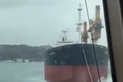 İstanbul Boğazı'nda arıza yapan gemi nedeniyle trafik durduruldu.