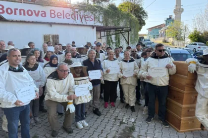 Bornova Belediyesi'nin düzenlediği arıcılık kursunu tamamlayan kursiyerlere arılı kovan ve ekipman dağıtımı yapılıyor