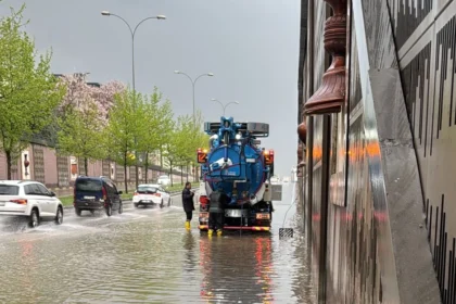 Gaziantep'te şiddetli yağış sonrası Alleben Deresi taştı, ekipler müdahale ediyor.