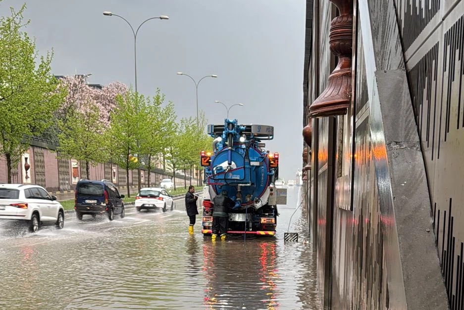 Gaziantep'te şiddetli yağış sonrası Alleben Deresi taştı, ekipler müdahale ediyor.