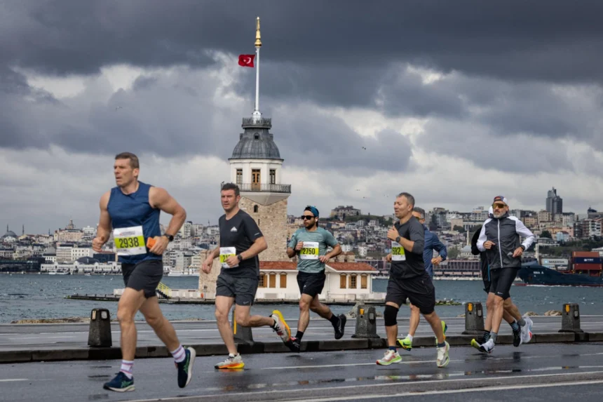İstanbul'u Koşuyorum Asya Etabı'nda sporcular yağmurlu havada koşuyor