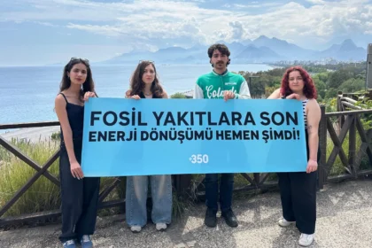 İran savaşı sonrası artan enerji fiyatları Türkiye ekonomisine 3 milyar dolarlık ek yük getirdi, fosil yakıt bağımlılığı eleştirildi.