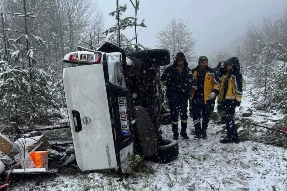 Düzce'de şarampole devrilen pikap ve yaralıların olduğu kaza yeri