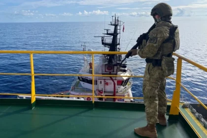 Türk Deniz Kuvvetleri, Somali açıklarında sondaj gemilerine güvenlik desteği sağlıyor.
