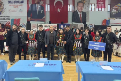Trabzon Büyükşehir Belediyesi Halk Oyunları ekibi bölge şampiyonu olarak kupa kaldırıyor.