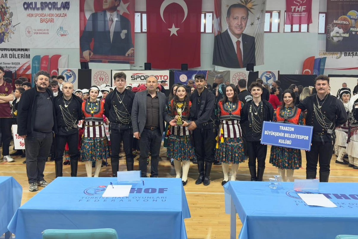 Trabzon Büyükşehir Belediyesi Halk Oyunları ekibi bölge şampiyonu olarak kupa kaldırıyor.