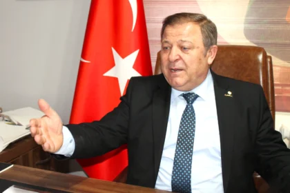 Emekliler, TÜİK tarafından açıklanan enflasyon rakamlarının gerçeği yansıtmadığını belirterek hayat pahalılığına tepki gösteriyor.