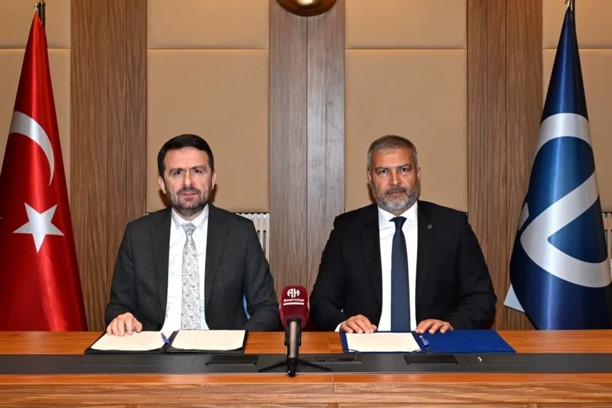 Basın İlan Kurumu ve Anadolu Üniversitesi Rektörleri iş birliği protokolünü imzalarken