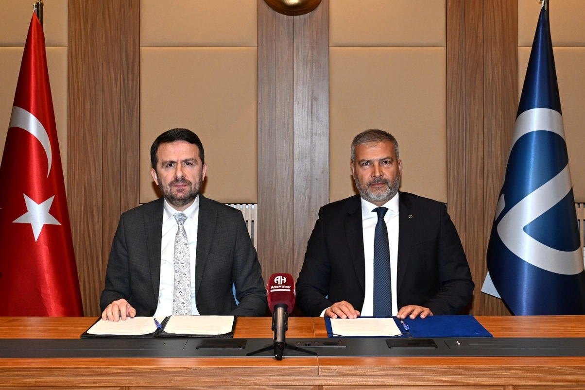 Basın İlan Kurumu ve Anadolu Üniversitesi Rektörleri iş birliği protokolünü imzalarken
