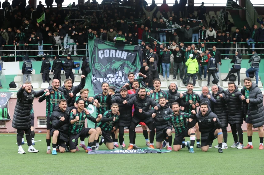 Borçkaspor futbol takımı şampiyonluk kupasıyla zafer pozu veriyor.