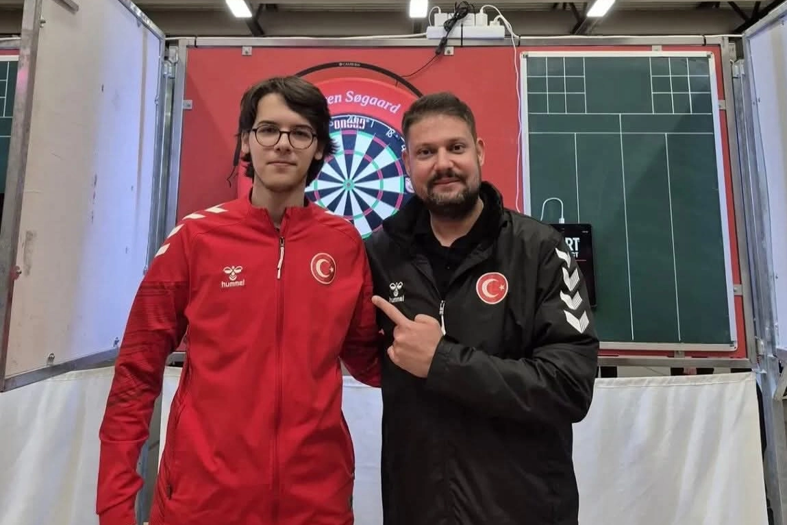 Milli dart sporcusu Toprak Aras, Danimarka'da düzenlenen turnuvada elde ettiği üçüncülükle kürsüye çıktı.