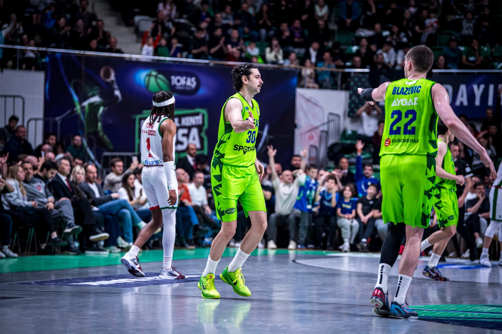 TOFAŞ Basketbol Takımı oyuncuları sahada mücadele ederken
