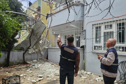 Gaziantep'te afet sonrası hasar tespit çalışmaları devam ediyor, Vali Kemal Çeber sahada incelemelerde bulundu.
