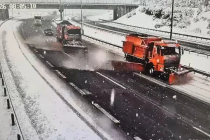 Karayolları ekipleri yoğun kar yağışına rağmen yolları açık tutmak için çalışıyor.