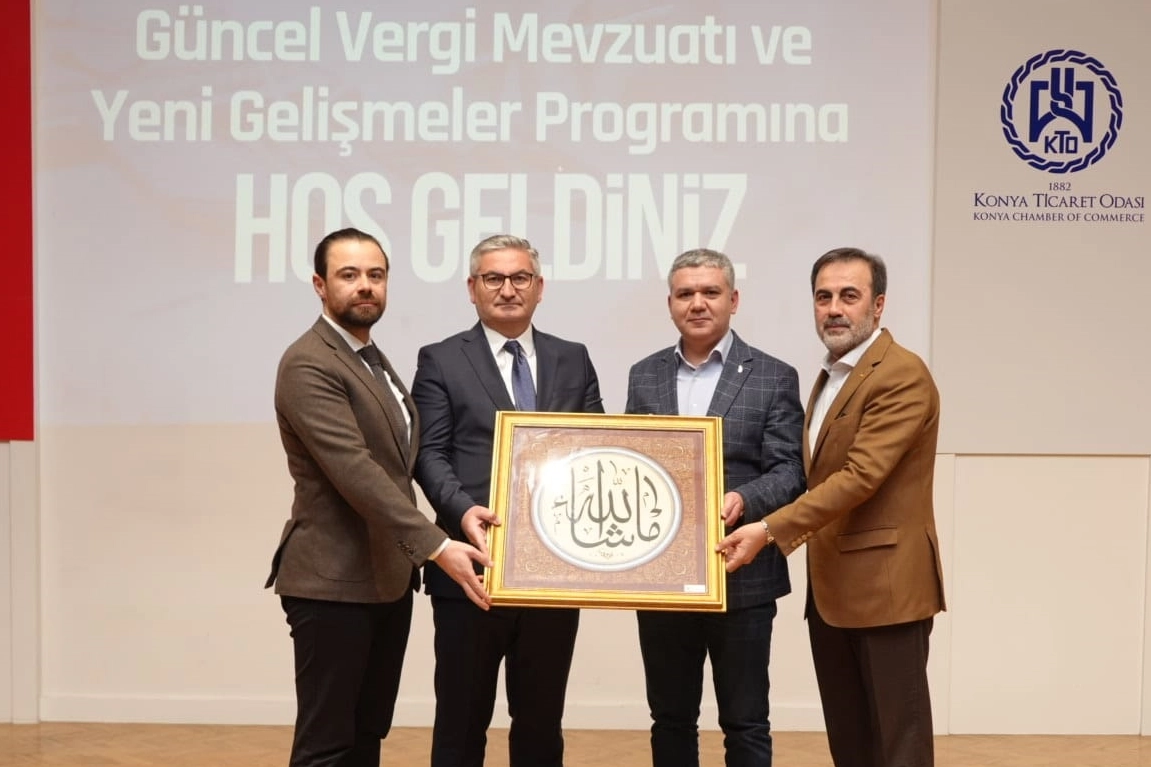 Konya'da düzenlenen güncel vergi mevzuatı seminerine katılan iş insanları