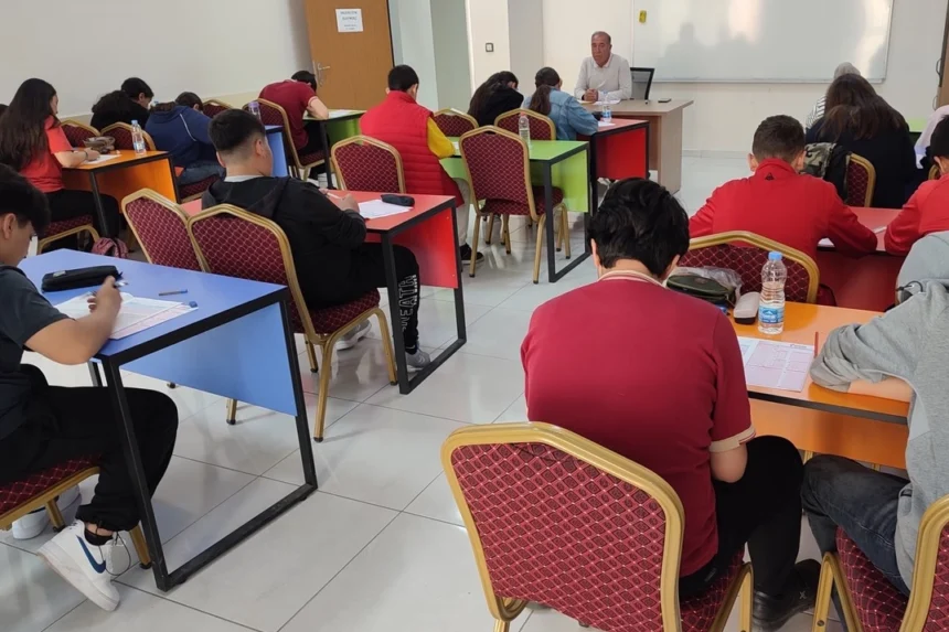 KAYMEK, üniversite sınavlarına hazırlanan öğrencilere yönelik deneme sınavı desteği veriyor, ilçelerde de eğitim hizmetleri sunuyor.