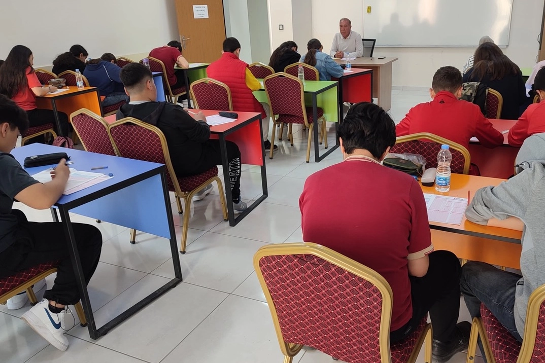 KAYMEK, üniversite sınavlarına hazırlanan öğrencilere yönelik deneme sınavı desteği veriyor, ilçelerde de eğitim hizmetleri sunuyor.