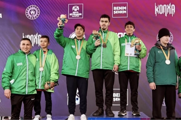 Keçiören Bağlum Spor'un özel sporcuları Konya Yarı Maratonu'nda kazandıkları madalyalarla gururlandı