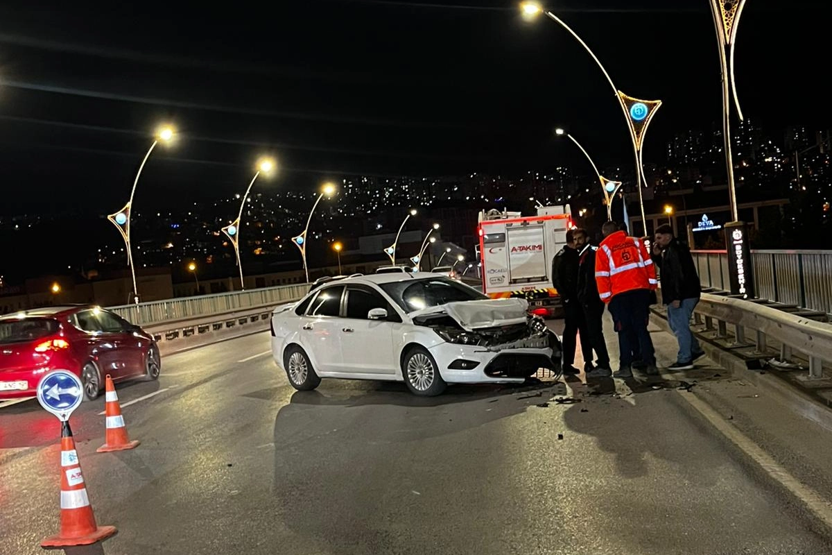 Kocaeli A Takımı ekipleri trafik kazasına müdahale ederken