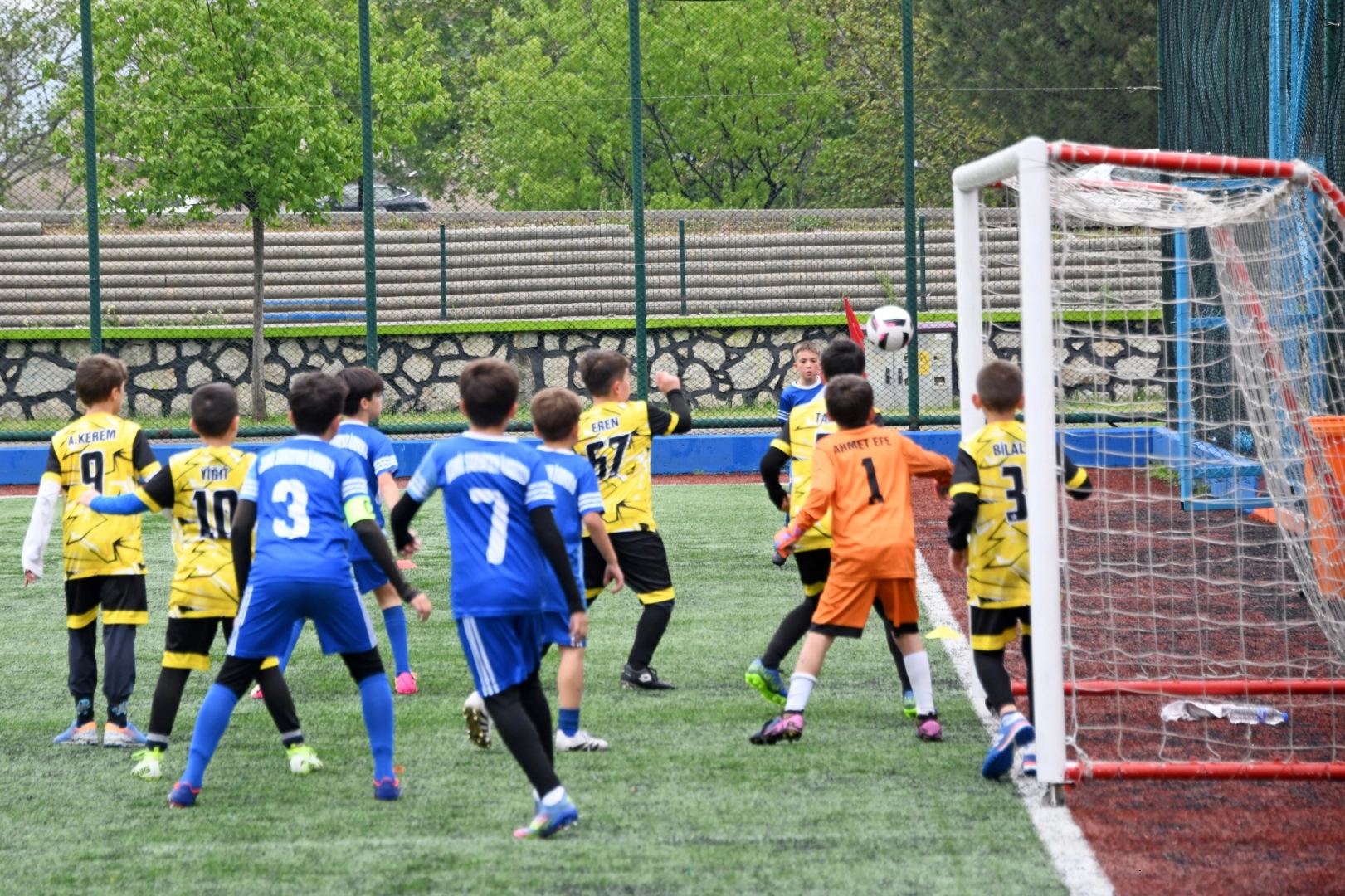 Osmangazi Belediyesi Minik Timsahlar Futbol Şenliği'nde minik sporcular sahada mücadele ediyor.