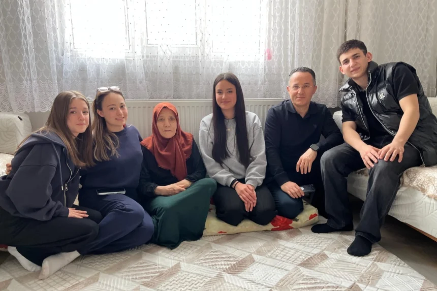 Bursa'da 'Nesiller Buluşuyor' projesi kapsamında öğrenciler yaşlı vatandaşları ziyaret ederek gönül bağı kuruyor.