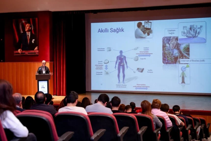 Dokuz Eylül Üniversitesi'nde düzenlenen dijitalleşme ve ulusal güvenlik konferansından genel görünüm