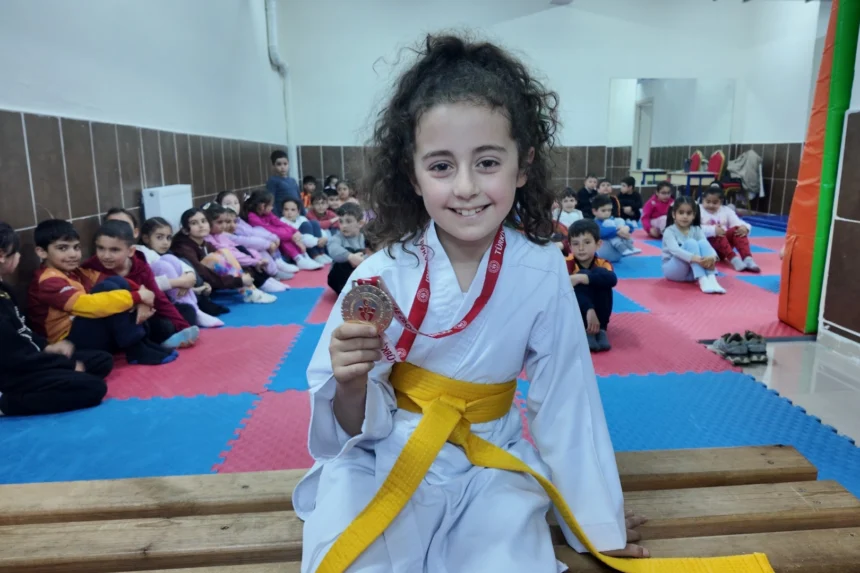 Kocaeli'nin spor okulları tarafından keşfedilen Zümra Zülfiye Yılmaz, ilk karate maçında şampiyon oldu.