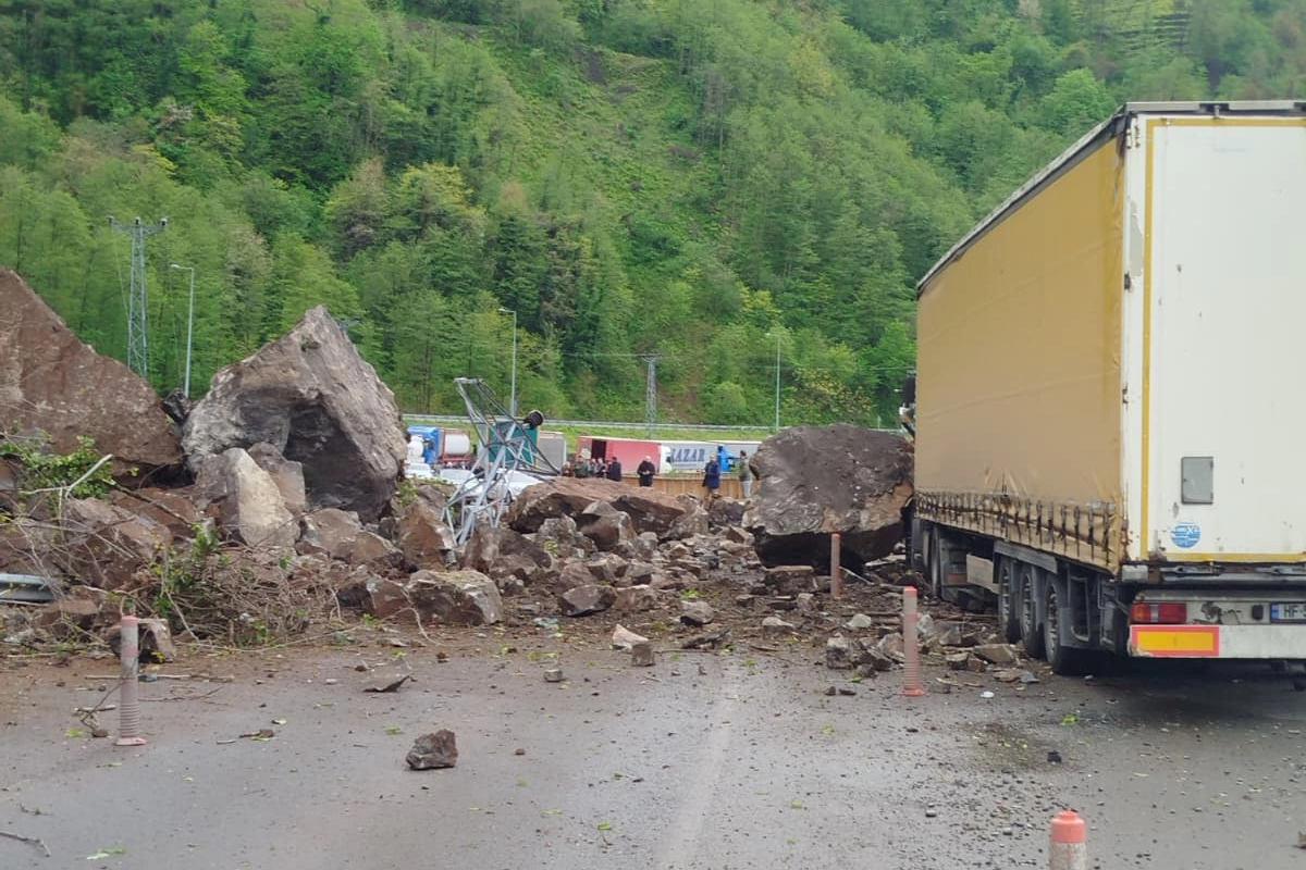 Artvin'de heyelan sonrası yolu kapanan karayolu ve hasar gören tır
