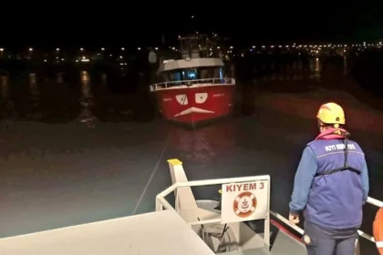 Kocaeli açıklarında makine arızası nedeniyle sürüklenen ve Kıyı Emniyeti ekiplerince kurtarılan tekne