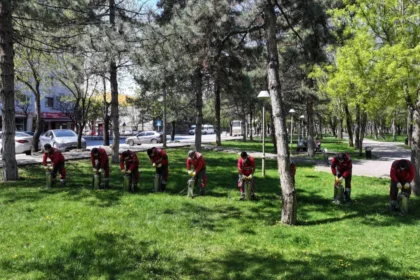 Kocasinan Belediyesi park ve açık alanlarda ilaçlama çalışması yapıyor
