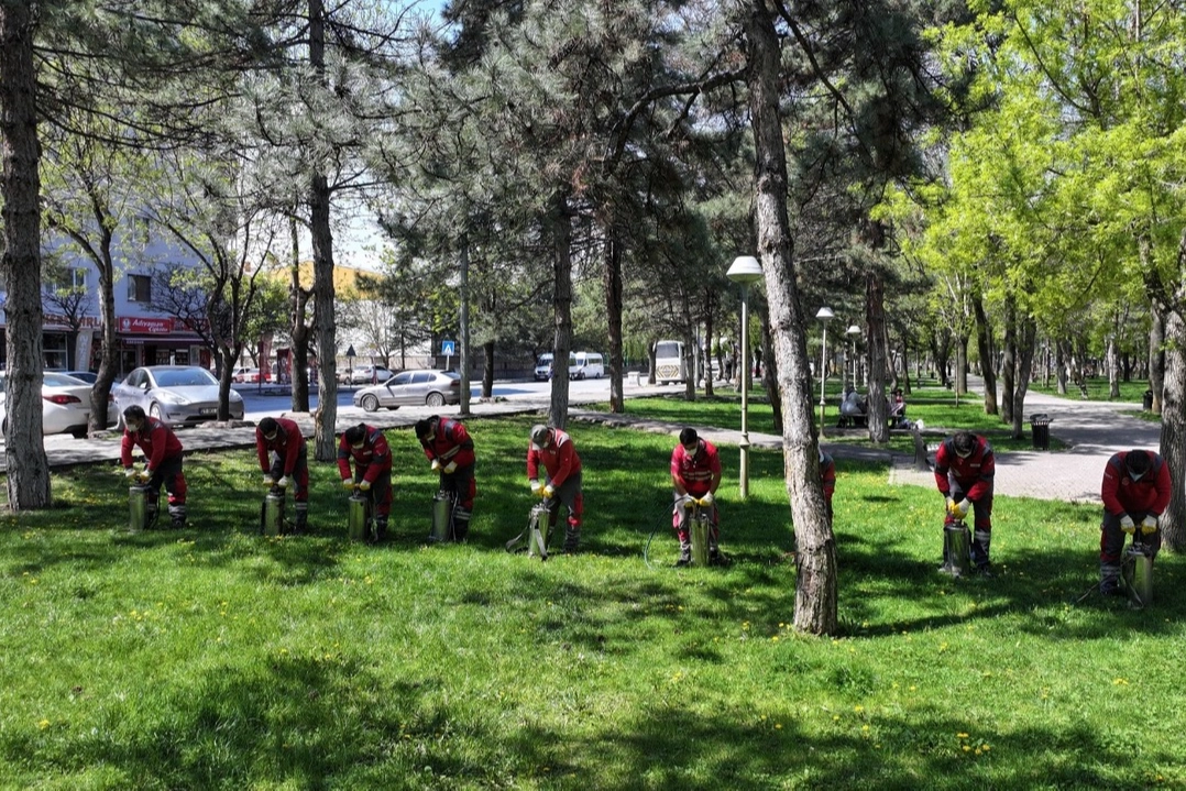 Kocasinan Belediyesi park ve açık alanlarda ilaçlama çalışması yapıyor