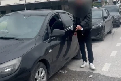 İnegöl'de yere çöp atan kişiye zabıta ekipleri tarafından ceza kesiliyor.