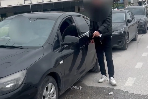 İnegöl'de yere çöp atan kişiye zabıta ekipleri tarafından ceza kesiliyor.