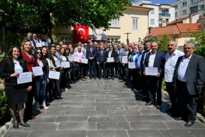 Bornova Muhtarlar Akademisi mezuniyet töreninde muhtarlar sertifikalarını alıyor