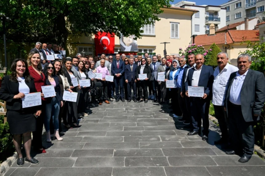 Bornova Muhtarlar Akademisi mezuniyet töreninde muhtarlar sertifikalarını alıyor