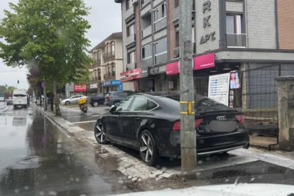 Düzce'de kaldırımlar araçlar tarafından işgal edilmiş durumda, yayalar yolda yürümek zorunda kalıyor.
