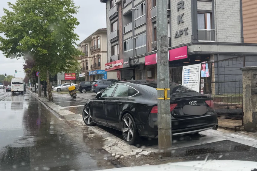 Düzce'de kaldırımlar araçlar tarafından işgal edilmiş durumda, yayalar yolda yürümek zorunda kalıyor.