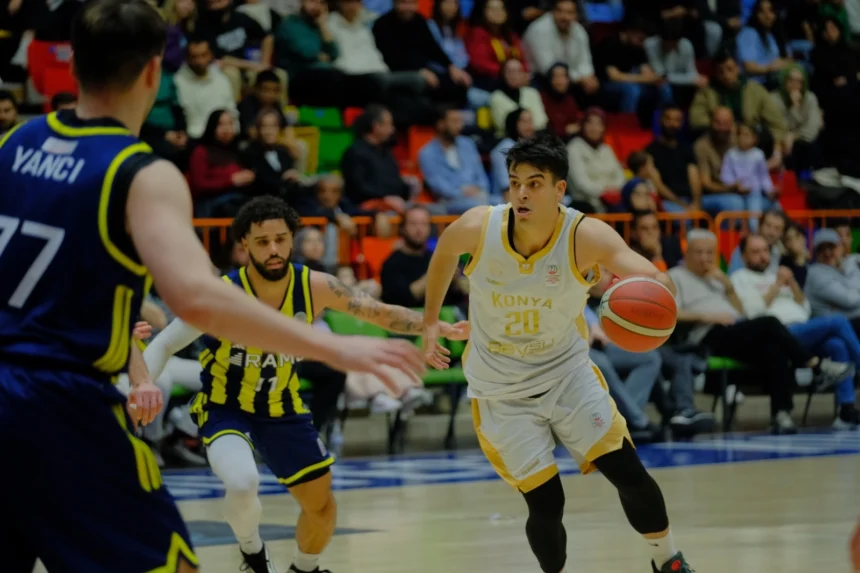 Konya Büyükşehir Belediyespor basketbol takımı oyuncuları sevinirken