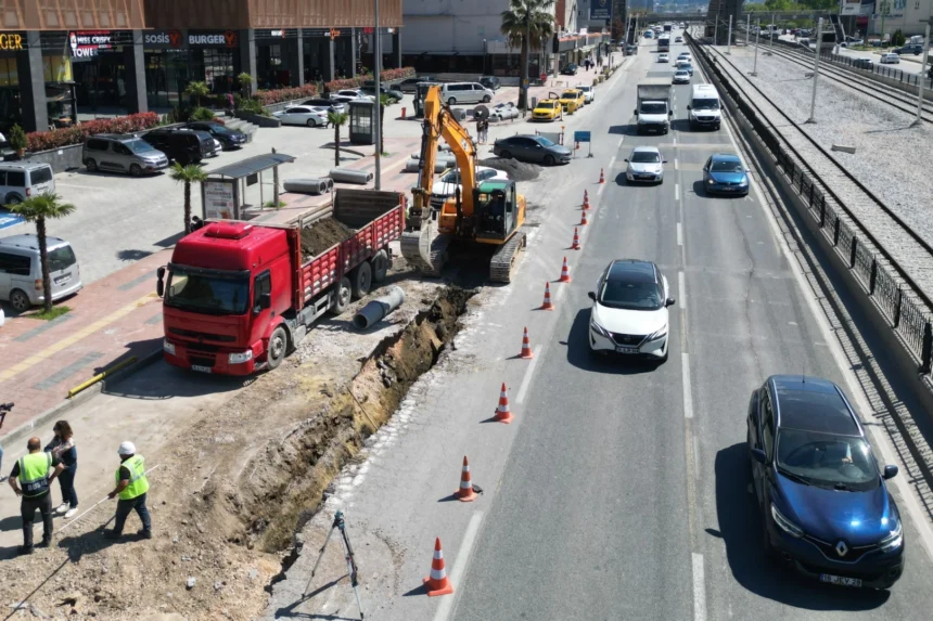 Bursa Osmangazi'de modern altyapı çalışmaları kapsamında yeni içme ve yağmur suyu hatları döşeniyor.